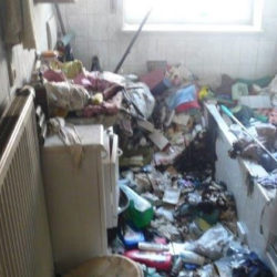 Wohnungsauflösung München: Dusche und Bad mit Müll